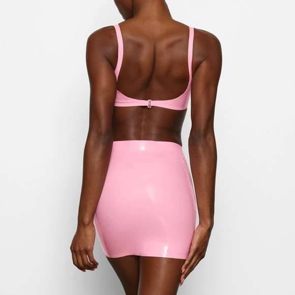 SKIMS Latex Mini Skirt in Neon Blush NEW - Picture 3 of 15